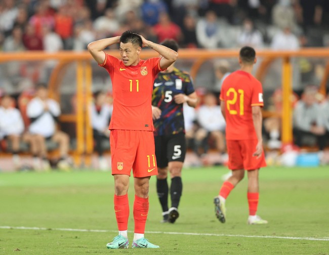 ĐT Trung Quốc bị chỉ trích vì chơi xấu, nhận 3 thẻ đỏ trong trận thua ngược Hong Kong (TQ) - Ảnh 3.