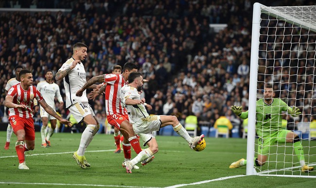 Vinicius ghi bàn bằng vai gây tranh cãi, Real Madrid ngược dòng cảm xúc trước đội cuối BXH La Liga - Ảnh 4.