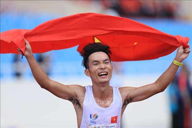 Chân chạy Việt Nam phá kỷ lục quốc gia 21 năm ở giải châu Á, từng suýt giải nghệ vì chấn thương - Ảnh 2.
