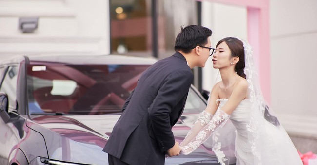 Diễn viên Ngọc Huyền hạnh phúc khi được chồng kém tuổi tặng xe hơi trong lễ cưới  - Ảnh 4.