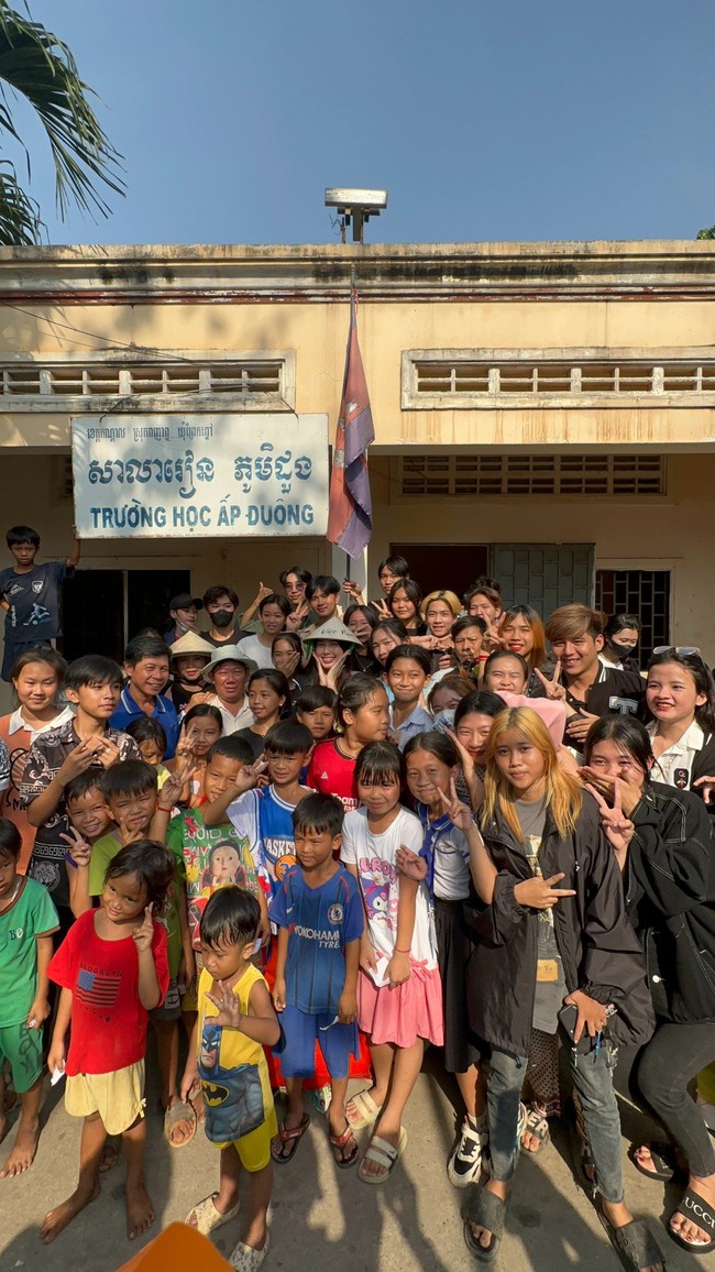 Thuỳ Tiên mang Tết hạnh phúc đến với người gốc Việt tại Campuchia - Ảnh 4.