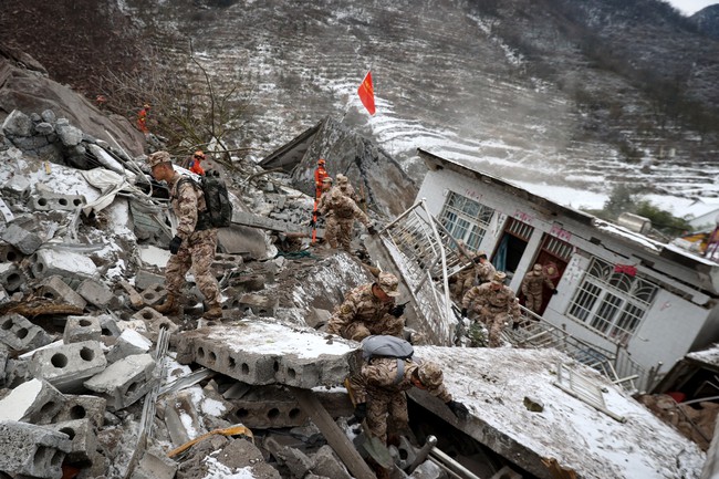 Lở đất tại Trung Quốc: Nâng mức ứng phó khẩn cấp, đẩy mạnh tìm kiếm cứu nạn - Ảnh 2.