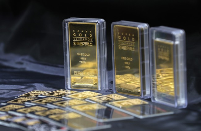Ngân hàng UBS dự báo giá vàng có thể tăng 10% trong năm 2024 - Ảnh 1.