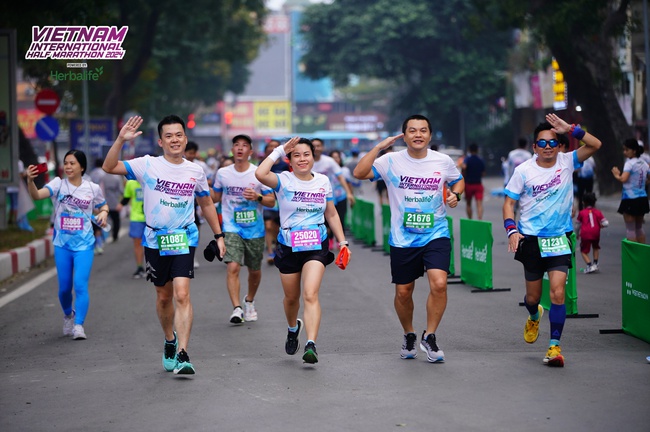 Li-Ning là nhà tài trợ áo đấu tại Giải Bán Marathon Quốc tế Việt Nam 2024 - Ảnh 1.