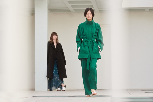 UNIQLO tái hợp nhà thiết kế nổi tiếng Clare Waight Keller giới thiệu BST Chào Mùa Xuân 2024 - Ảnh 3.