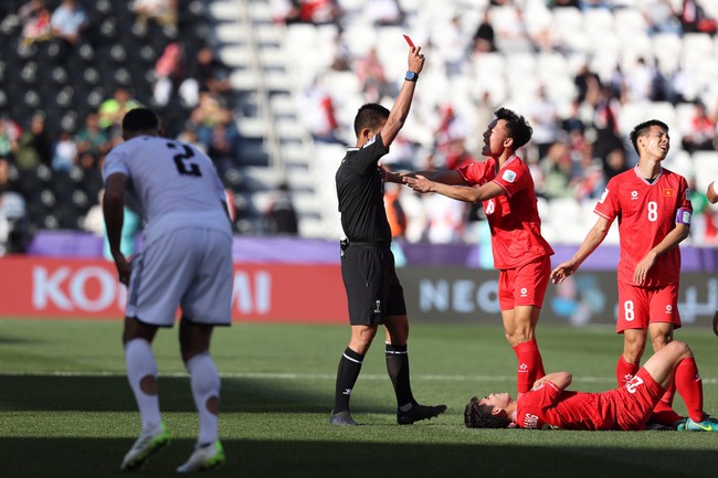 AFC ra phán quyết về tấm thẻ đỏ của Khuất Văn Khang tại Asian Cup - Ảnh 2.