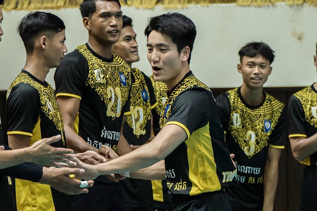 Chủ công bóng chuyền Hà Tĩnh rực sáng tại Campuchia, fan nước ngoài phát cuồng hô tên 'Lee Min Ho Việt Nam' - Ảnh 2.