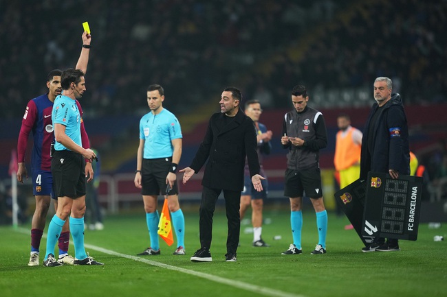 HLV Xavi xin từ chức gây sốc, tuyên bố Barcelona 'hết cứu chữa' - Ảnh 3.