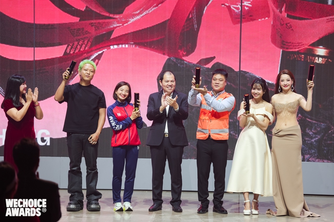 Gala vinh danh và trao giải WeChoice Awards 2023: Đêm tôn vinh những nguồn cảm hứng &quot;Đám đam mê dám rực rỡ&quot; - Ảnh 9.