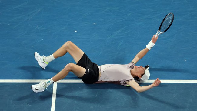 Ngược dòng đỉnh cao, Sinner khiến Medvedev 'tâm phục khẩu phục' tại chung kết Australian Open - Ảnh 2.