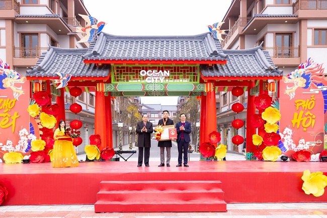 Hội chợ Xuân 2024 - &quot;Chợ Tết Phố Hội&quot; tại Ocean City xác lập kỷ lục Việt Nam - Ảnh 1.
