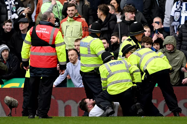 Bạo loạn ở FA Cup, cầu thủ phải giải cứu người thân - Ảnh 2.
