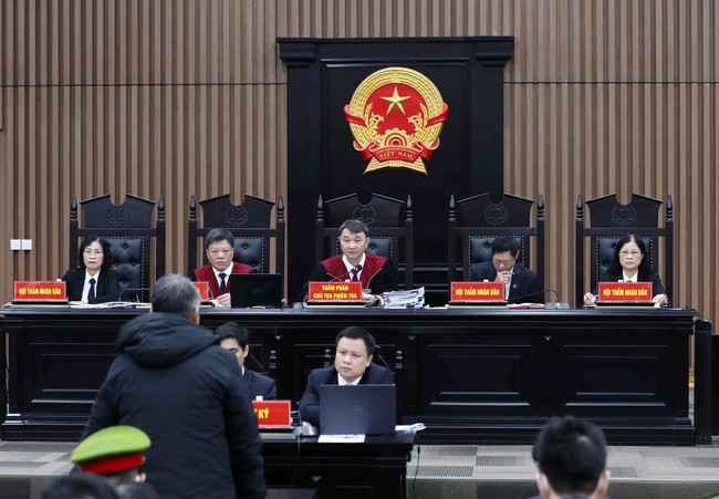 Bắt đầu phiên xét xử 2 cựu bộ trưởng và 36 bị cáo trong đại án Việt Á - Ảnh 9.