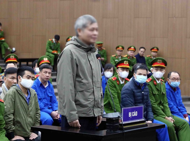 Bắt đầu phiên xét xử 2 cựu bộ trưởng và 36 bị cáo trong đại án Việt Á - Ảnh 3.