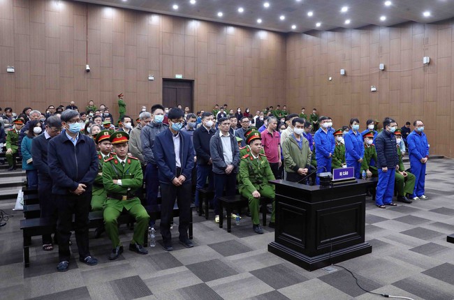 Bắt đầu phiên xét xử 2 cựu bộ trưởng và 36 bị cáo trong đại án Việt Á - Ảnh 7.