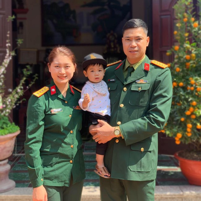 Vợ chồng cựu chủ công Trần Thị Thảo - Hoàng Văn Phương và con trai nhỏ