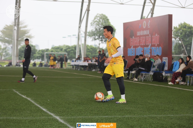 Tin nóng thể thao sáng 31/1: Thủ môn Bùi Tiến Dũng được Kiatisuk cho thi đấu ở vị trí lạ, sao Thái hé lộ sang Việt Nam thi đấu - Ảnh 2.