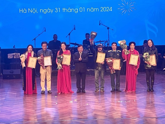 Nghệ sĩ Trịnh Minh Hiền, Hà Miên nhận giải thưởng Âm nhạc 2023 - Ảnh 1.