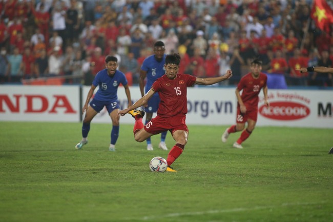 Trò cưng HLV Troussier từng bị SLNA loại vì quá còi cọc, nhưng giờ là hy vọng của ĐT Việt Nam tại Asian Cup - Ảnh 2.