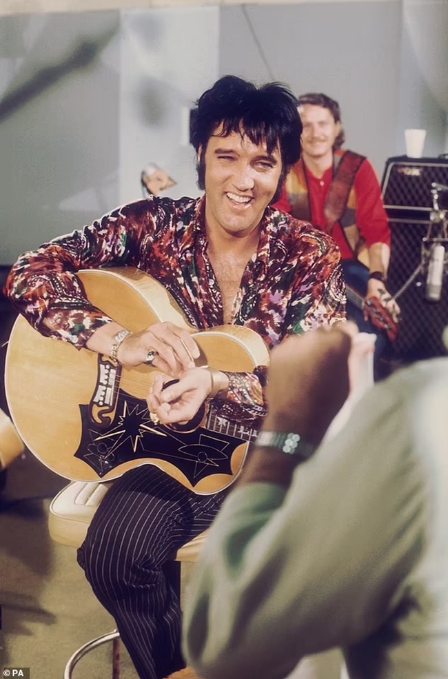 'Vua rock' Elvis Presley lần đầu tiên trình diễn trên sân khấu ở Anh nhờ công nghệ AI - Ảnh 3.