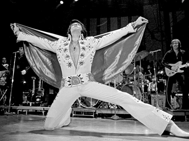 'Vua rock' Elvis Presley lần đầu tiên trình diễn trên sân khấu ở Anh nhờ công nghệ AI - Ảnh 7.