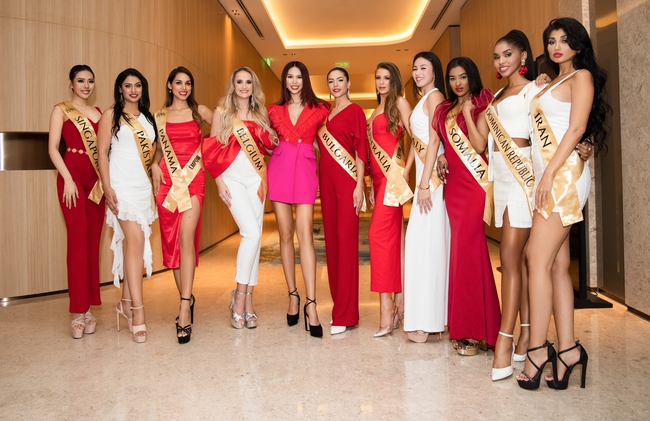 Siêu mẫu Hà Anh đón tiếp dàn thí sinh Miss Global 2023 đến Việt Nam - Ảnh 1.