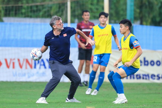 HLV Troussier trực tiếp công bố đội tuyển Việt Nam dự ASIAN Cup 2023 - Ảnh 2.