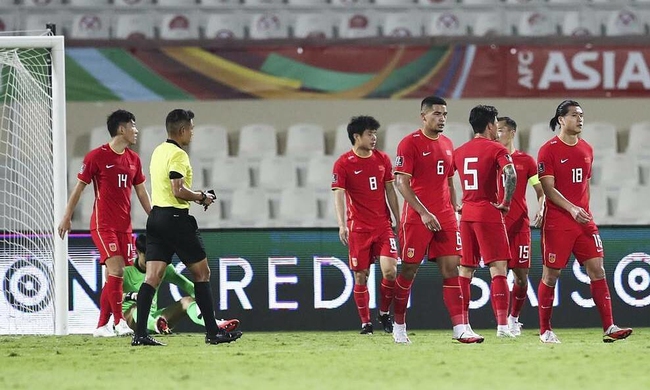 Cầu thủ Trung Quốc nhận hình phạt nặng sau hai trận thua liên tiếp - Ảnh 2.