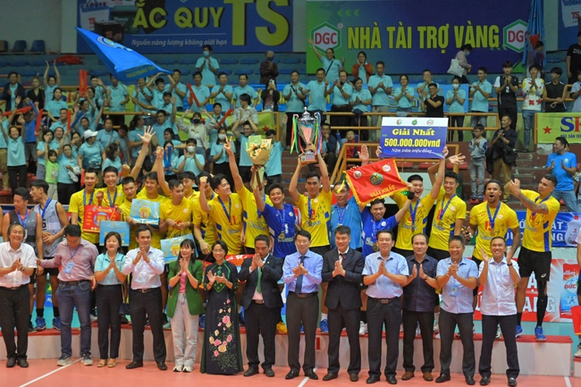 Huyền thoại bóng chuyền Việt Nam từng ghi 31 điểm trước Thái Lan chính thức giải nghệ sau chức vô địch với đội nhà - Ảnh 3.