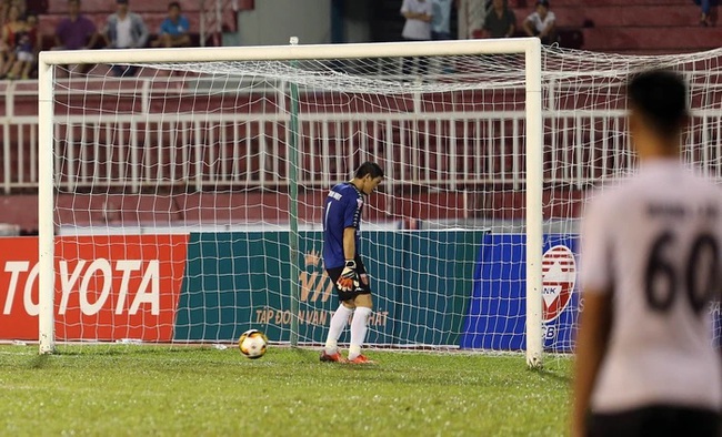 Thủ môn quay lưng mặc đối thủ ghi bàn, hai CLB V-League tạo nên 'trò hề khó xem' nhất lịch sử bóng đá Việt Nam - Ảnh 2.