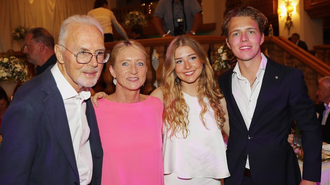 Ba cuộc hôn nhân với ba cô thư ký và điều Franz Beckenbauer hối tiếc nhất cuộc đời - Ảnh 5.