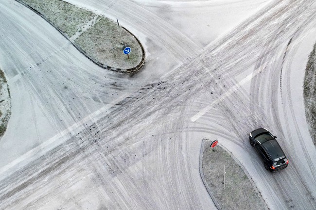 Pháp: Tuyết rơi dày khiến giao thông đảo lộn - Ảnh 4.