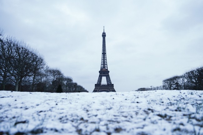 Pháp: Tuyết rơi dày khiến giao thông đảo lộn - Ảnh 1.