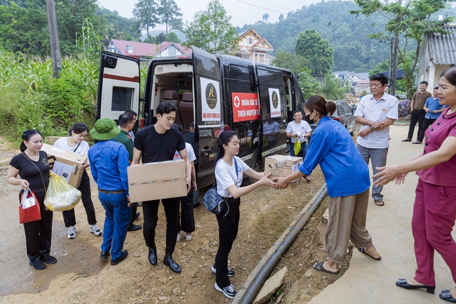 Á quân Mister Vietnam 2024 Nguyễn Phúc Lộc dùng tiền thưởng giúp đỡ bà con vùng bão lũ tại Yên Bái - Ảnh 3.