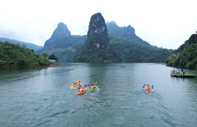 Áp dụng quy định mới quản lý phương tiện thủy phục vụ du khách ở vịnh Hạ Long, Bái Tử Long - Ảnh 1.