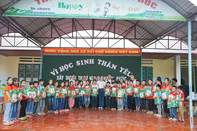 Đồng hành cùng trẻ em vùng lũ đến trường – Lan tỏa yêu thương đến những mảnh đời khó khăn - Ảnh 2.