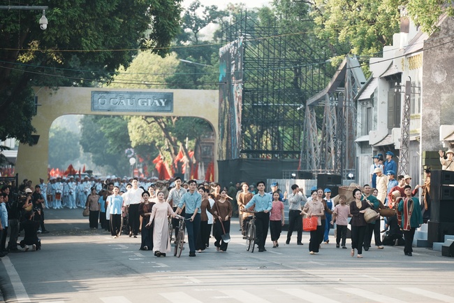 Sống lại những ký ức ngày Giải phóng Thủ đô qua lăng kính nghệ thuật - Ảnh 4.