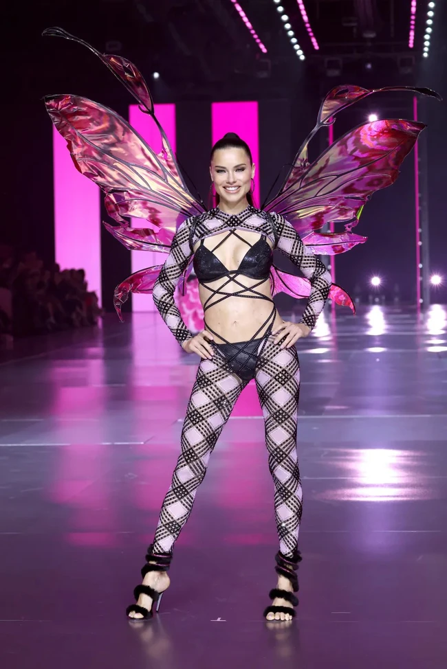 Thương hiệu Rene Caovilla đồng hành cùng sự trở lại của Victoria’s Secret Fashion Show 2024 - Ảnh 4.