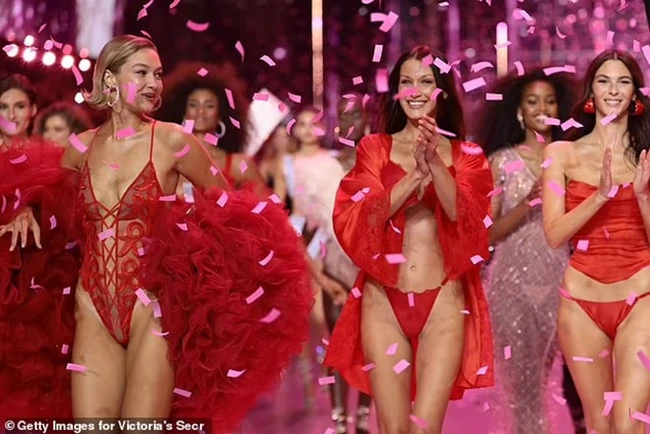 Victoria's Secret Fashion Show 2024 bị chỉ trích &quot;màn diễn nhàm chán nhất từ trước đến nay&quot; - Ảnh 1.