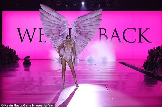 Victoria's Secret Fashion Show 2024 bị chỉ trích &quot;màn diễn nhàm chán nhất từ trước đến nay&quot; - Ảnh 4.