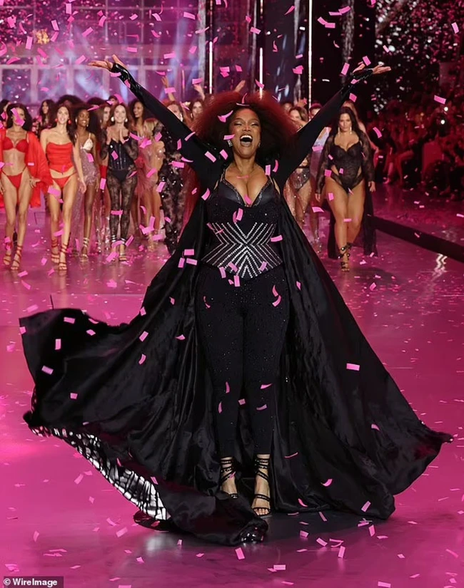 Victoria's Secret Fashion Show 2024 bị chỉ trích &quot;màn diễn nhàm chán nhất từ trước đến nay&quot; - Ảnh 7.