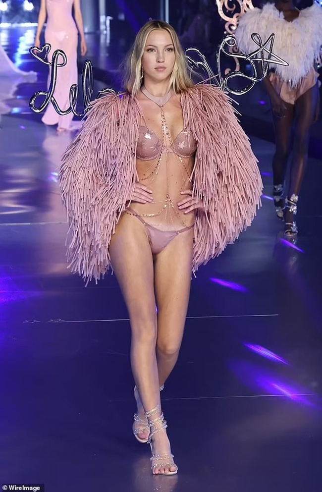 Victoria's Secret Fashion Show 2024 bị chỉ trích &quot;màn diễn nhàm chán nhất từ trước đến nay&quot; - Ảnh 10.