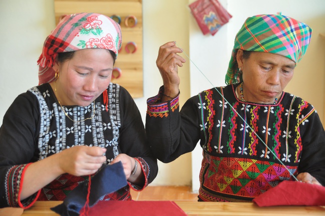 Văn hóa soi đường: Gìn giữ nét đẹp thổ cẩm trong đời sống văn hóa, tín ngưỡng ở Lào Cai - Ảnh 1.