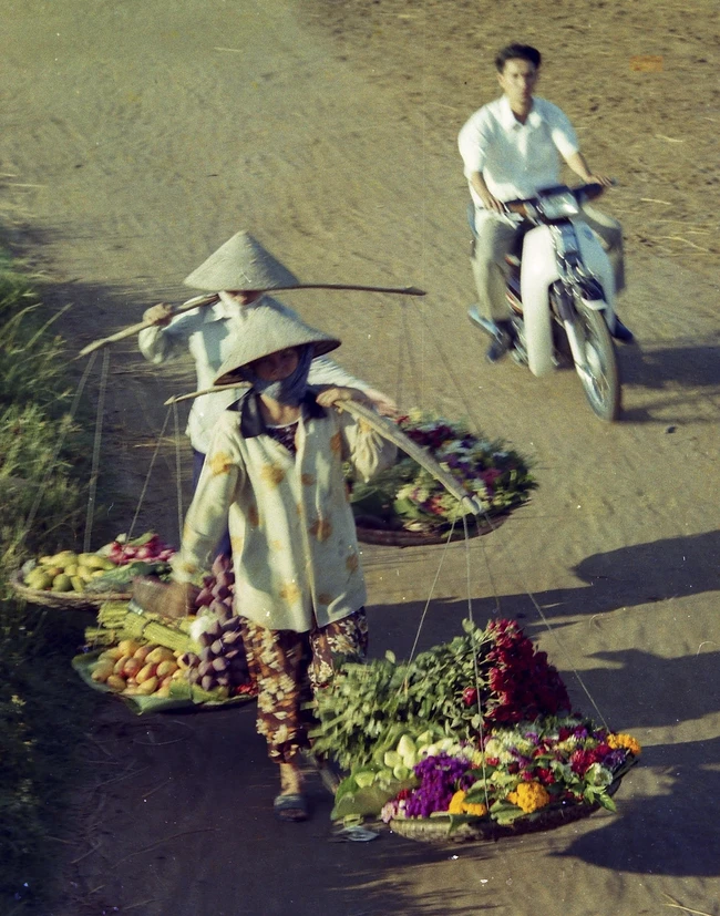 Cuộc sống sau ống kính: Những gánh hàng hoa - Ảnh 3.