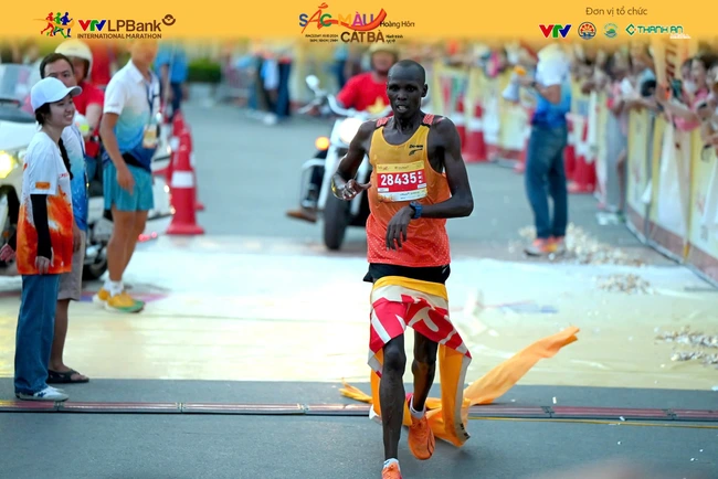 Edwin Kiptoo vô địch cự ly 21km của nam Giải Marathon Quốc tế VTV LPBank