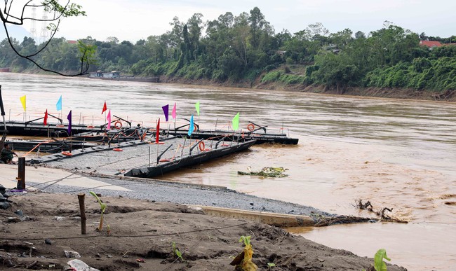 Tạm đóng cầu phao Phong Châu do nước sông Hồng lên cao - Ảnh 3.