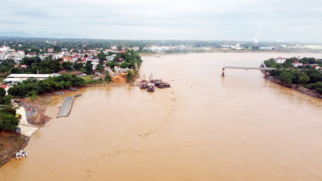 Tạm đóng cầu phao Phong Châu do nước sông Hồng lên cao - Ảnh 2.