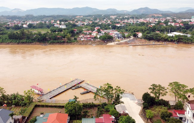 Tạm đóng cầu phao Phong Châu do nước sông Hồng lên cao - Ảnh 1.