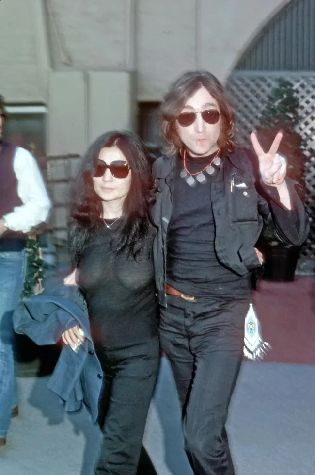 John Lennon có mối quan hệ ngoài luồng &quot;ồn ào&quot; ngay tại một bữa tiệc trong khi Yoko Ono nghe thấy hết - Ảnh 4.