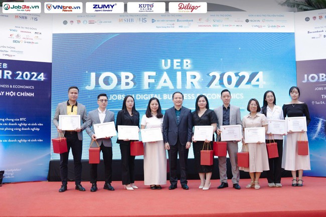 Job3s.vn mang đến hàng nghìn cơ hội vàng tại Ngày hội việc làm UEB Job Fair 2024 - Ảnh 1.